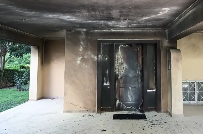 Unser Foto (© Eurokinissi) zeigt das Wohnhaus des Journalist Aris Portosalte in Chalandri nach dem Anschlag