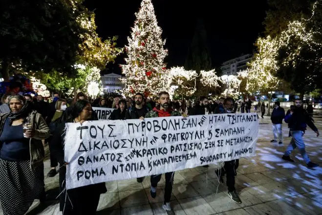 Unser Foto (© Eurokinissi) entstand am Montag (5.12.) während einer Demonstration, mit der gegen die schwere Verletzung eines 16-Jährigen durch einen Polizisten protestiert wurde.