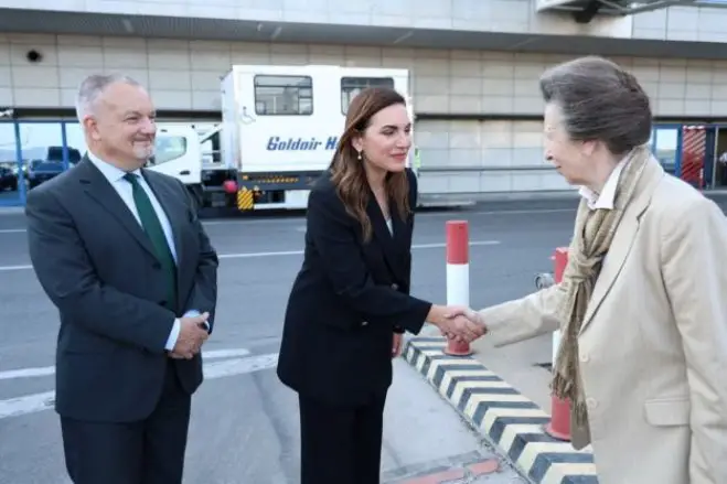 Tourismusministerin Olga Kefalogianni empfängt den Gast aus London auf dem Athener Flughafen. (Foto: © Eurokinissi)