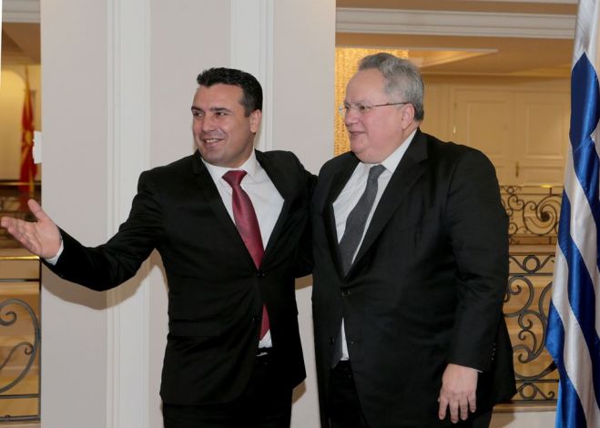 Unser Foto (© Eurokinissi) entstand am 23. März 2018, als Außenminister Nikos Kotzias (r.) Skopje einen Besuch abstattete. Links neben ihm der Ministerpräsident der FYROM, Zoran Zaev. Auch bei diesem Treffen ging es um die Lösung der Namensfrage.