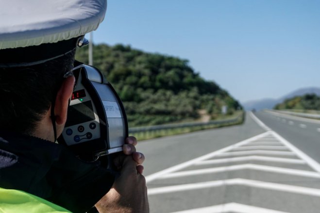 Ein Verkehrspolizist bei der Geschwindigkeit mit Hilfe eines Radargeräts (© Eurokinissi).