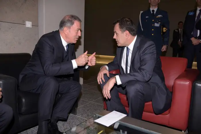 Unser Foto (© Eurokinissi) entstand am Mittwoch (12.2.) während eines Treffens zwischen dem griechischen Verteidigungsminister Nikolaos Panagiotopoulos (r.) und seinem türkischen Amtskollegen Hulusi Akar in Brüssel.