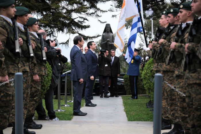 Unser Foto (© Pressebüro des Ministerpräsidenten / Andrea Bonetti) ist während eines Treffens des griechischen Premiers mit dem Zypernpräsidenten Nikos Anastasiadis in Nikosia am Mittwochvormittag (30.1.) entstanden.
