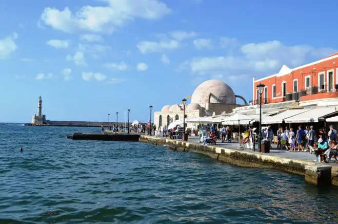 Unser Foto (© Griechenland Zeitung / Jan Hübel)  zeigt den alten venezianischen Hafen von Chania mit seinem Leuchtturm. Kreta zählt zu den beliebtesten Urlaubsdestinationen in Griechenland. 