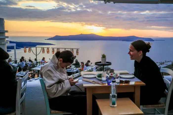 Unsere Archivfotos (© Eurokinissi) entstanden auf der Insel Santorini.