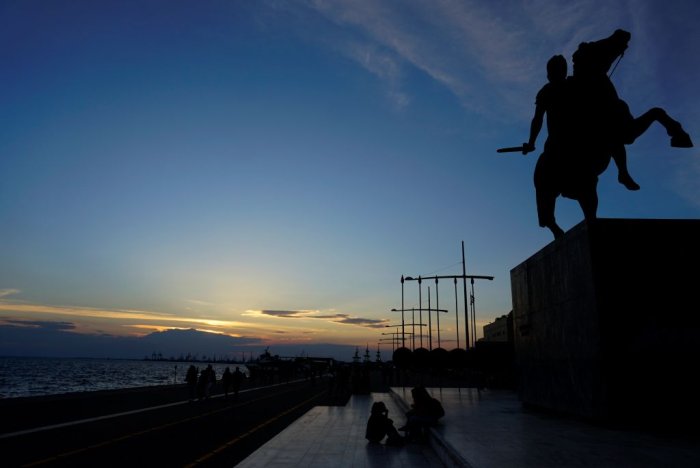 Unser Beispielfoto (© Eurokinissi) zeigt die Statue Alexander des Großen in Thessaloniki, wo der 36-jährige Akis nach zweieinhalb Monaten Fußmarsch Mitte Juni angekommen ist.