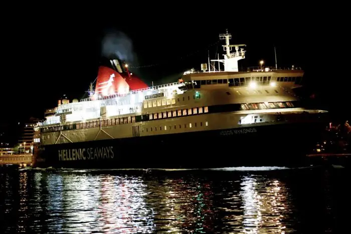 Unser Archivfoto (© Eurokinissi) zeigt das Passagierschiff Nisos Mykonos im September 2015 im Hafen von Piräus.