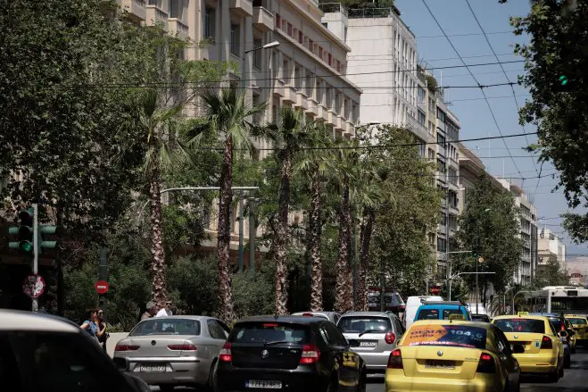 In der Athener Panepistimiou-Straße zieren nun Palmen den Straßenrand. (Foto: © Eurokinissi)