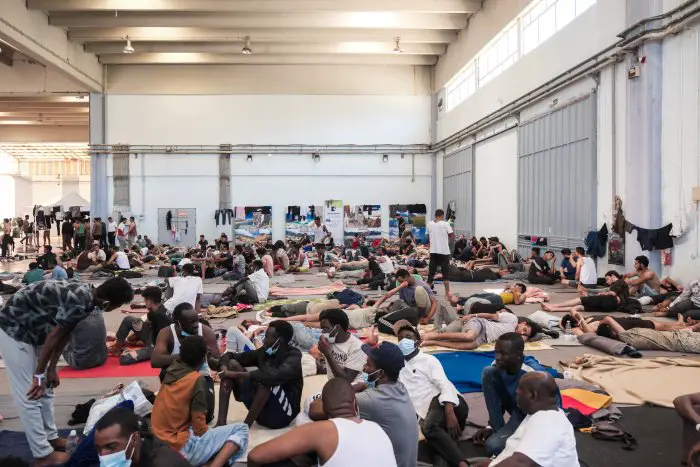 Unser Archivfoto (© Eurokinissi) zeigt Flüchtlinge, die im Juli auf der Insel Kreta angekommen sind und dort zunächst provisorisch untergebracht wurden. 