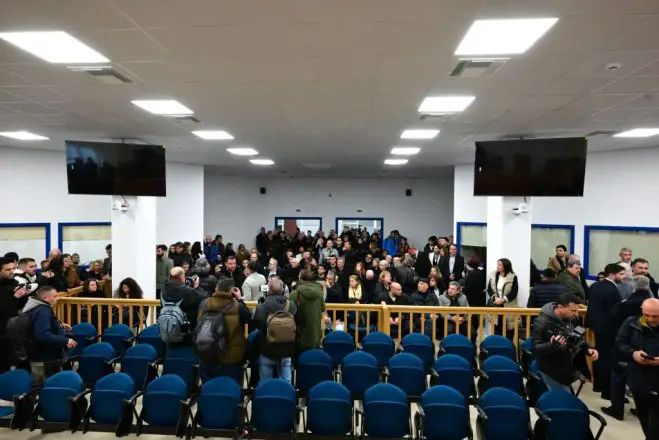 Unser Foto (© Eurokinissi) entstand am Montag (23.3.) im Hauptgerichtssaal für die Gerichtsverhandlung zum Tempi-Zugunglück.