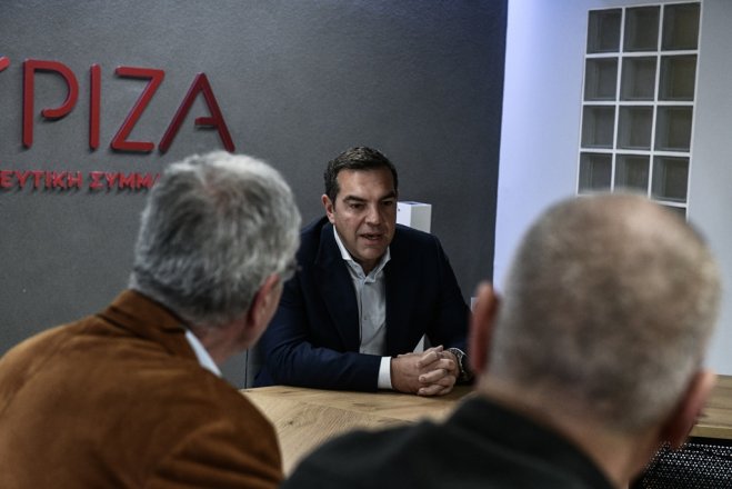 Unser Foto (© Eurokinissi) zeit Oppositionschef Alexis Tsipras während eines Treffens mit Vertretern der Apotheken.