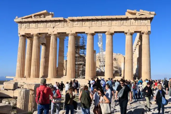 Unser Archivfoto (© Eurokinissi) zeigt Touristen vor dem Parthenon.