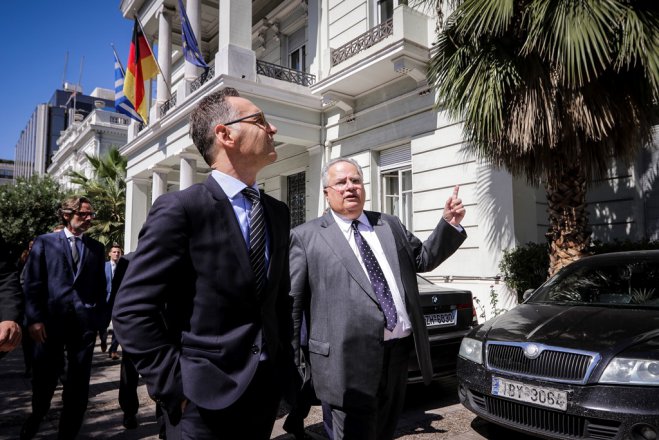 Unser Archiv-Foto zeigt den deutschen Außenminister Heiko Maas (2.v.r.) am 20. September 2018 während eines Besuches in Athen. Rechts im Bild der damalige griechische Außenminister Nikos Kotzias.