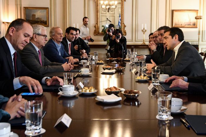 Unser Foto (© Eurokinissi) zeigt Ministerpräsident Alexis Tsipras (r.) bei seinem Treffen mit Vertretern der griechischen Reeder am Mittwoch in seinem Amtssitz.