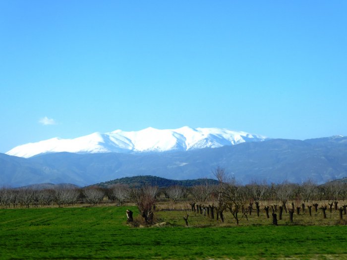 Foto (©GZhk) Das Dorf Pournari in Thessalien ist umgeben von schützenden Gebirgen.