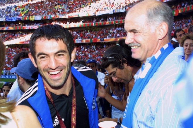 Unser Archivfoto (© Eurokinissi) zeigt Giorgos Karagounis nach dem Gewinn der Europameisterschaft 2004.