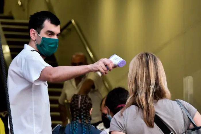 Der rasante Anstieg von Neuinfektionen in Griechenland sorgt für Beunruhigung. (Foto: © Eurokinissi) 