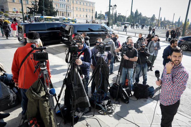 Unser Archivfoto (© Eurokinissi) zeigt Journalisten am Athener Syntagmaplatz. Im Hintergrund das Parlament. 