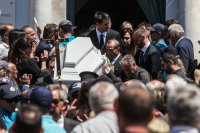 Unser Foto (© Eurokinissi) zeigt einen Moment der Bestattung. 