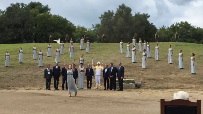 Unsere Fotos (©Eurokinissi) entstanden bei der Zeremonie der Entfachung der Olympischen Flamme im antiken Olympia. Abgebildet ist u. a. Staatspräsident Prokopis Pavlopoulos, der die angetretene Präsidialgarde abschreitet.