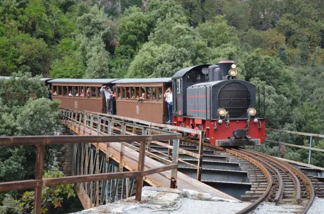 Abenteuer des Schienenstranges auf Griechisch: unterwegs mit der Bummelbahn