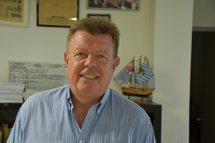 Unser Foto (© Jan Hübel) zeigt Ronald Meinardus während eines Besuches bei der Griechenland Zeitung.