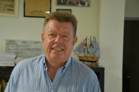 Unser Foto (© Jan Hübel) zeigt Ronald Meinardus während eines Besuches bei der Griechenland Zeitung.