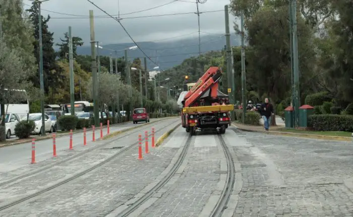 Rettungsaktion auf den Gleisen der Athener Straßenbahn