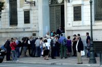 Warteschlangen und Strapazen für Rentner vor Banken 