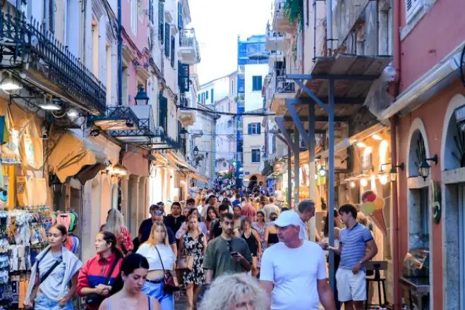 Unser Foto (© Eurokinissi) zeigt Touristen in Korfu-Stadt.