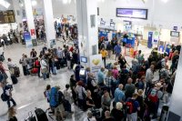 Unser Archivfoto (© Eurokinissi) entstand im Flughafen „Nikos Kazantzakis“ von Heraklion auf Kreta.