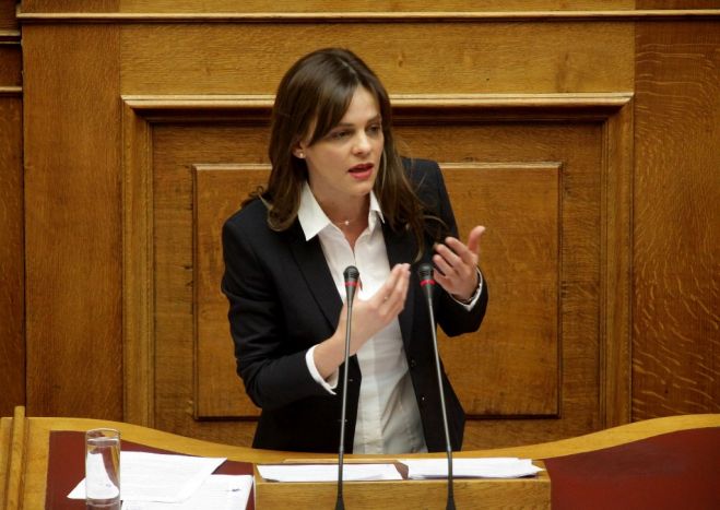 Unser Archivfoto (© Eurokinissi) zeigt Arbeitsministerin Efi Achtsioglou im Parlament.