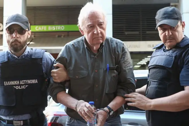 Unser Foto (© Eurokinissi) zeigt den Ex-Terroristen Alexandros Giotopoulos während seiner Überstellung zum Staatsanwalt des Berufungsgerichts.
