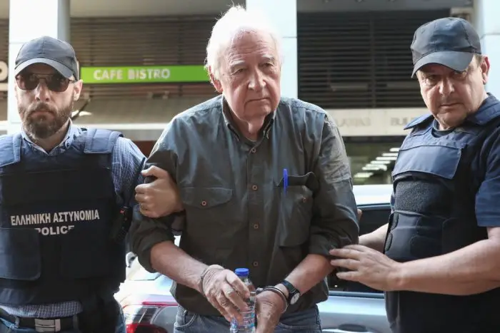 Unser Foto (© Eurokinissi) zeigt den Ex-Terroristen Alexandros Giotopoulos während seiner Überstellung zum Staatsanwalt des Berufungsgerichts.