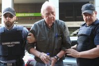 Unser Foto (© Eurokinissi) zeigt den Ex-Terroristen Alexandros Giotopoulos während seiner Überstellung zum Staatsanwalt des Berufungsgerichts.