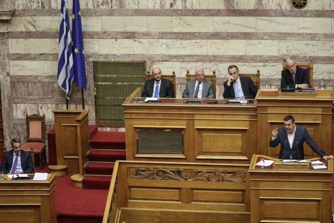 Unser Foto (© Eurokinissi) entstand am Dienstag (6.8.) während einer Debatte im Parlament.