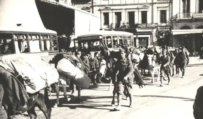 Unser Foto (© elia.org.gr) zeigt griechische Soldaten auf dem Weg zur Front. 