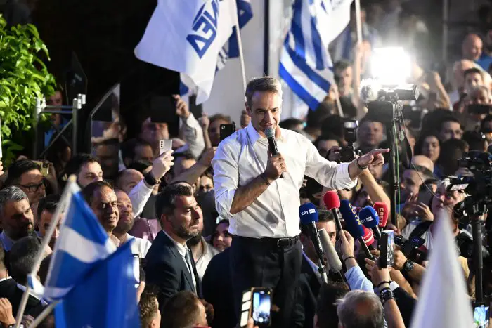   Unser Foto (© Eurokinissi) zeigt den ND- und künftigen Regierungschef Kyriakos Mitsotakis am Sonntagabend nach der Bekanntgabe des Wahlergebnisses im Kreise seiner Anhänger.
