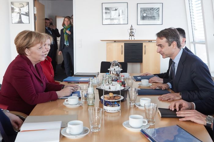 Unser Foto (© Eurokinissi) zeigt den griechischen Oppositionsführer Mitsotakis im Gespräch mit der deutschen Bundeskanzlerin Merkel in Berlin.