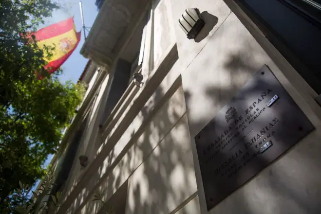 Unsere Abbildung (© Eurokinissi) zeigt die spanische Botschaft in Athen am 18. August. Spanien hatte nach dem Anschlag, der sich am Vortag in Barcelona ereignet hatte, eine dreitägige Staatstrauer verordnet.