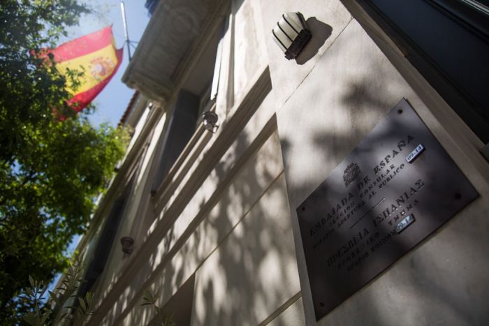 Unsere Abbildung (© Eurokinissi) zeigt die spanische Botschaft in Athen am 18. August. Spanien hatte nach dem Anschlag, der sich am Vortag in Barcelona ereignet hatte, eine dreitägige Staatstrauer verordnet.