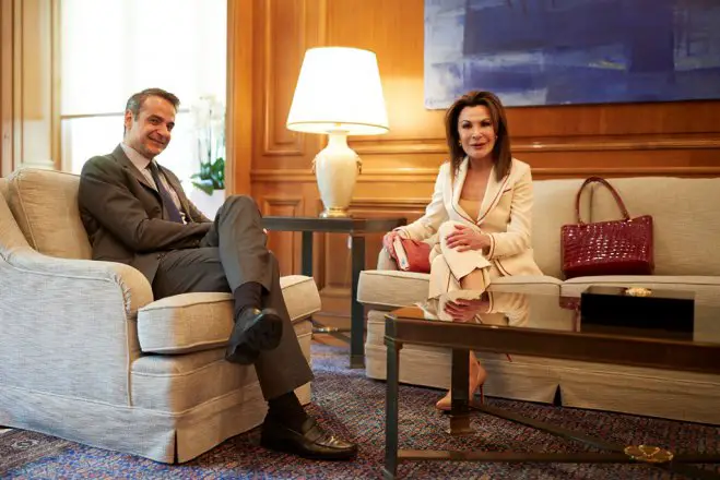 Unser Foto (© Eurokinissi) entstand am Mittwoch während des Treffens zwischen Ministerpräsident Kyriakos Mitsotakis (l.) und der Reedergattin Jana Angelopoulou.