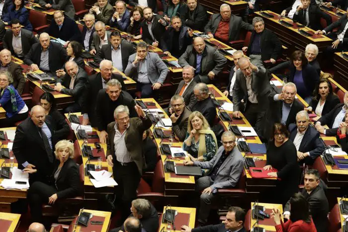 Unser Foto (© Eurokinissi) entstand am Freitag im griechischen Parlament während der Debatte zur Namensfrage der Ehemaligen Jugoslawischen Republik Mazedonien.