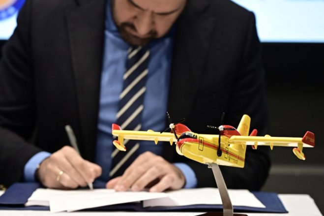 Unser Foto (© Eurokinissi) zeigt den Minister für Klimakrise und Zivilschutz Jannis Kefalojannis während der Unterzeichnung des Vertrags zur Modernisierung von Canadair-Löschflugzeugen.