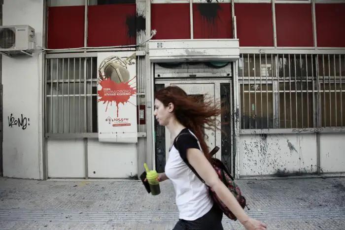 Unser Foto entstand am heutigen Freitag vor dem Gebäude des linken Radiosenders „Sto Kokkino“ im Athener Stadtteil Psyri.