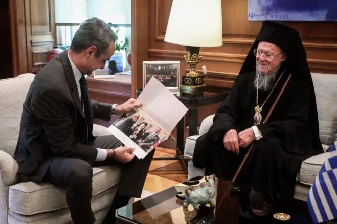 Unser Foto (© Eurokinissi) entstand während des Treffens zwischen Premierminister Kyriakos Mitsotakis und dem Ökumenischen Patriarchen Bartholomäus.