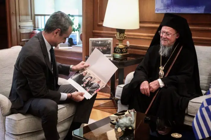 Unser Foto (© Eurokinissi) entstand während des Treffens zwischen Premierminister Kyriakos Mitsotakis und dem Ökumenischen Patriarchen Bartholomäus.