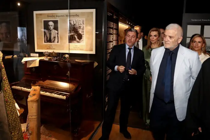 Thanasis Dimopoulos bei der Eröffnung des Museums für Flüchtlinge (Foto: © Eurokinissi).