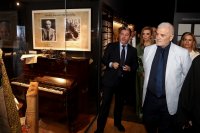 Thanasis Dimopoulos bei der Eröffnung des Museums für Flüchtlinge (Foto: © Eurokinissi).