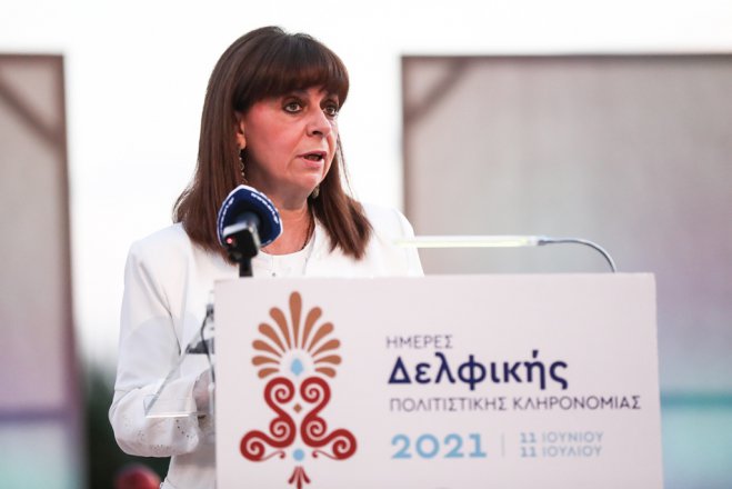 Foto (© Eurokinissi): Staatspräsidentin Katerina Sakellaropoulou – hier in Delphi – zog sie ihre Schirmherrschaft zurück.